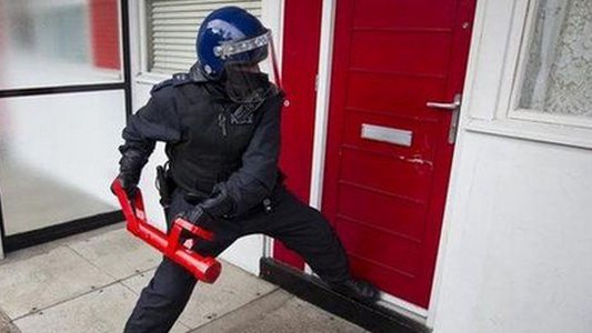 La Policía allanó una casa y frenó una fiesta que había organizado un asistente virtual