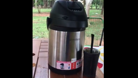 El increíble inventor paraguayo que creó un termo con entrada USB y cebado automático