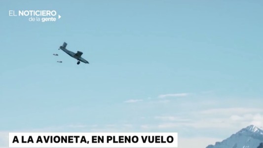 Video: Dos hombres pájaro logran entrar en una avioneta en pleno vuelo