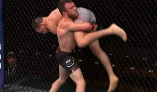 Video blooper: el luchador de MMA que se "autonoqueó" y perdió la pelea