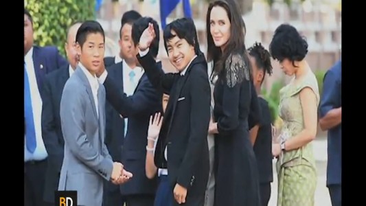 Reapareció Angelina Jolie junto a sus seis hijos