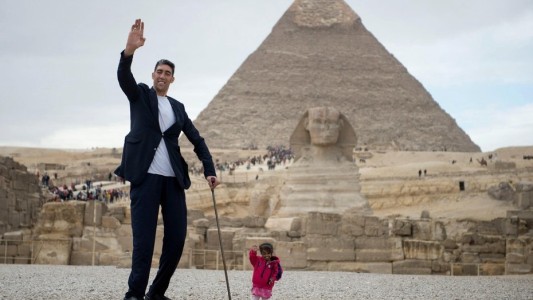 La mujer más pequeña y el hombre más alto del mundo se encontraron en Egipto