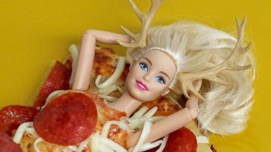 Furor en Instagram por la "anti Barbie": tiene celulitis, fuma y toma alcohol
