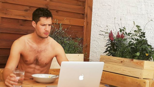 Este joven viajó gratis por Europa gracias a sus citas de Tinder