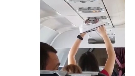 En problemas: Una mujer seca su bombacha con los ventiladores del avión