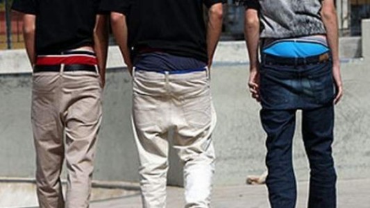 Proyecto de ley para prohibir el uso de pantalones caídos