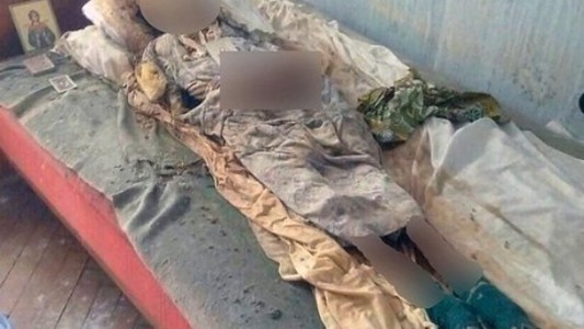 Fotos: vivió durante 30 años con el cuerpo momificado de su madre