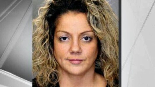 Quedó presa tras intentar comprar una hamburguesa en la garita de una cárcel