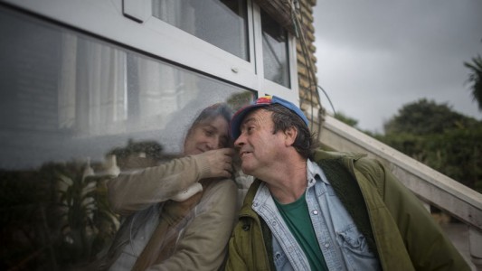 La mujer que vive hace 13 años en una jaula de cristal para no morir por infecciones