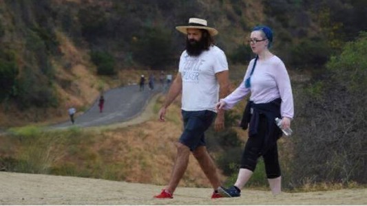 La curiosa historia del  hombre que trabaja de salir a pasear con personas