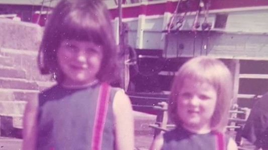 Tras 50 años, descubrió que su mejor amiga es su hermana
