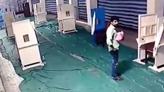 India: un hombre le da un beso a un bebé recién nacido y lo abandona en una iglesia