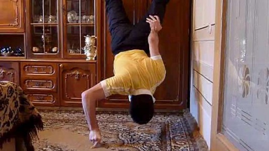 El increíble hombre que hace flexiones apoyado sólo en dos dedos