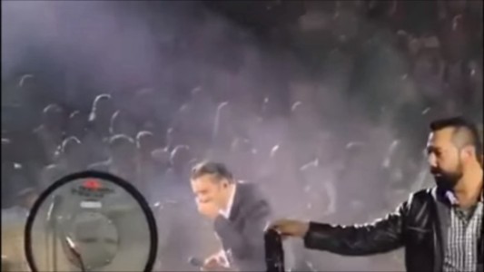 Papelón en el escenario: el cantante Alejandro Fernández casi vomita en pleno show