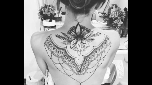 ¿Quién es la actriz argentina que se tatuó toda la espalda?