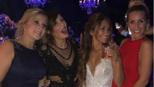 El otro vestido de Antonela Roccuzzo: escote y ajustado al cuerpo