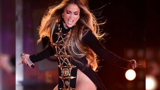 Jennifer Lopez salió a cantar sin ropa interior