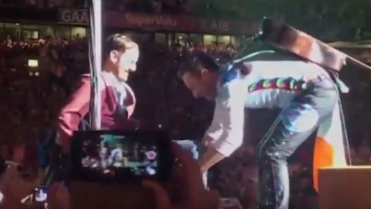 El conmovedor gesto del líder de Coldplay con un fan en silla de ruedas