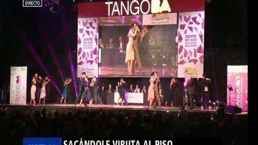 Sacándole viruta al piso: así bailan las parejas en la final del Mundial de Tango