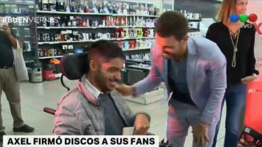 Axel sorprendió a sus fans en el acampe que hacen para verlo