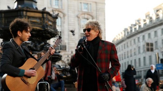 Rod Stewart sorprendió a los fanáticos con un show en las calles de Londres