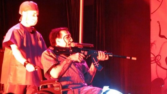 Marilyn Manson despertó polémica por usar un rifle durante un show en vivo