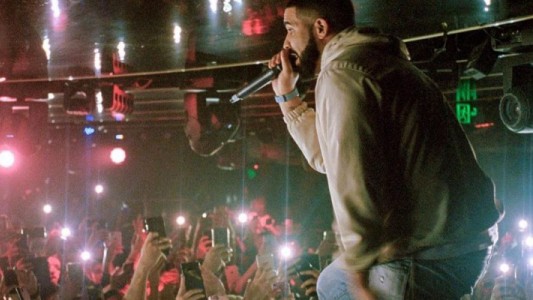 Un famoso rapero frenó un concierto para amenazar a un hombre que manoseaba a las mujeres del público