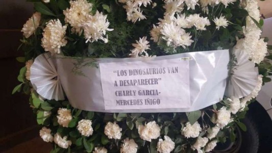 Charly García envió una corona de flores al velorio de Santiago Maldonado