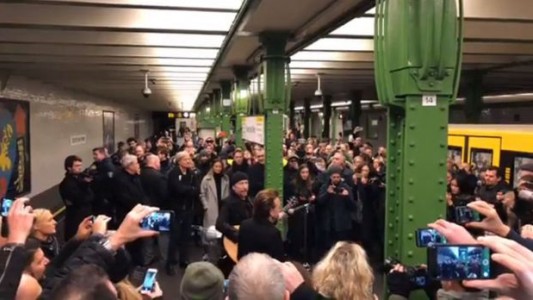 Video: recital sorpresa de U2 en el subte