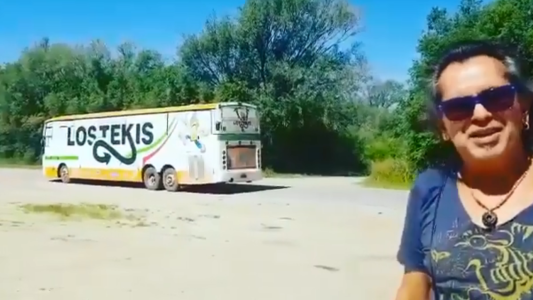 Los Tekis quedaron varados en plena ruta y fueron auxiliados por Los Nocheros