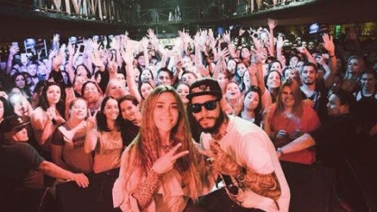 Jimena Barón no para: foto muy hot en el camarín y cantó con Ulises Bueno