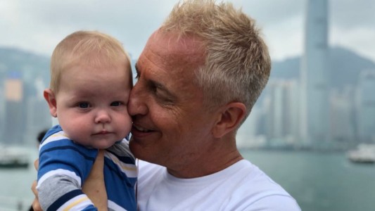 Morfable: las carcajadas de Mirko y Marley jugando con un peluche en la cama