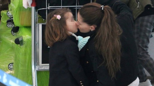 La China Suárez y Benjamín Vicuña besan en la boca a Rufina: polémica en las redes sociales