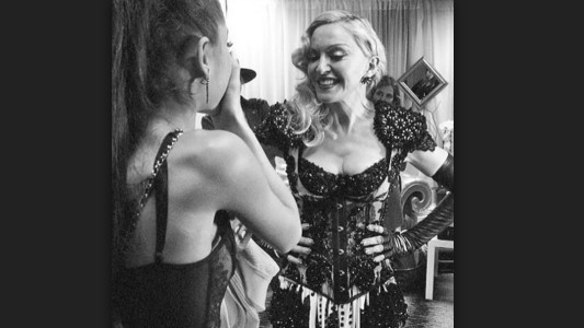 Para Ariana Grande, Dios es una mujer y lo canta con Madonna