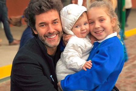 Papá pura ternura: la foto de Mariano Martínez bañando a su pequeña hija Alma