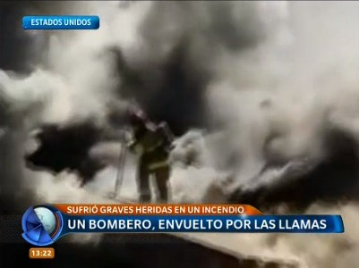 Un bombero, envuelto en llamas