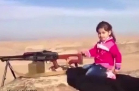 El video de una nena kurda con una ametralladora