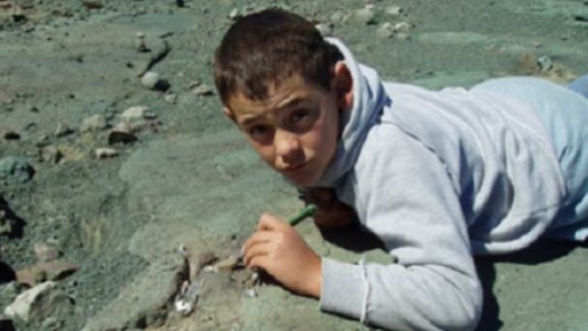 Un nene de 7 años encontró el primer dinosaurio en suelo chileno