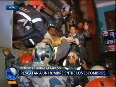 Rescatan a un hombre de entre los escombros en Nepal