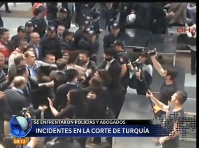 Enfrentamiento de abogados y policías dentro de la Corte en Estambul