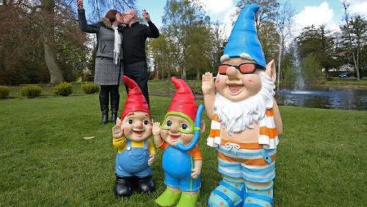 Ganaron la lotería y quieren gastarla en "malcriar" a sus enanos de jardín