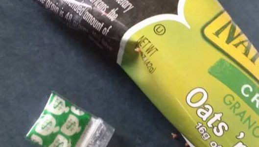 Encontró una bolsita de cocaína en una barra de cereal