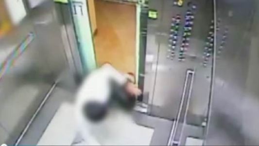 Un ascensor casi lo corta por la mitad