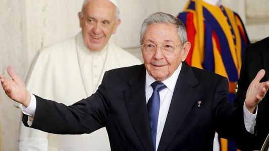Rául Castro en el Vaticano: "El Papa está haciendo que vuelva a ser católico"