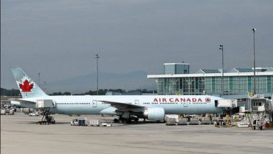 Aterrizaje de emergencia por un nacimiento a bordo