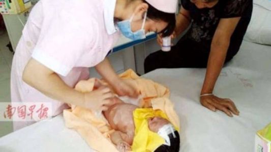 Un bebé pasó ocho días enterrado en una caja y sobrevivió