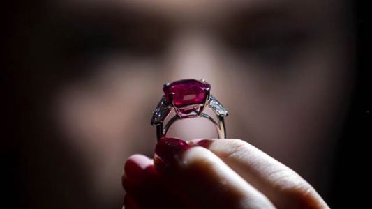 Subastaron el rubí más caro del mundo