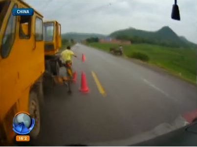 El obrero vial que se salvó de milagro en China