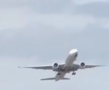 Reino Unido: una avioneta casi provoca una tragedia en el aterrizaje de un avión de pasajeros