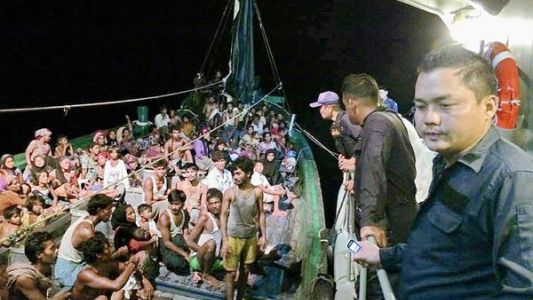 Migrantes se enfrentan con hachas en barco varado en Indonesia: 100 muertos